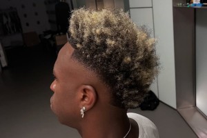 怎么样？维尼修斯精修一下烫头的发型，开启新赛季征程