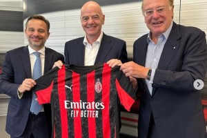 kaiyun-国际足联主席因凡蒂诺造访米兰总部，并与米兰高层合影